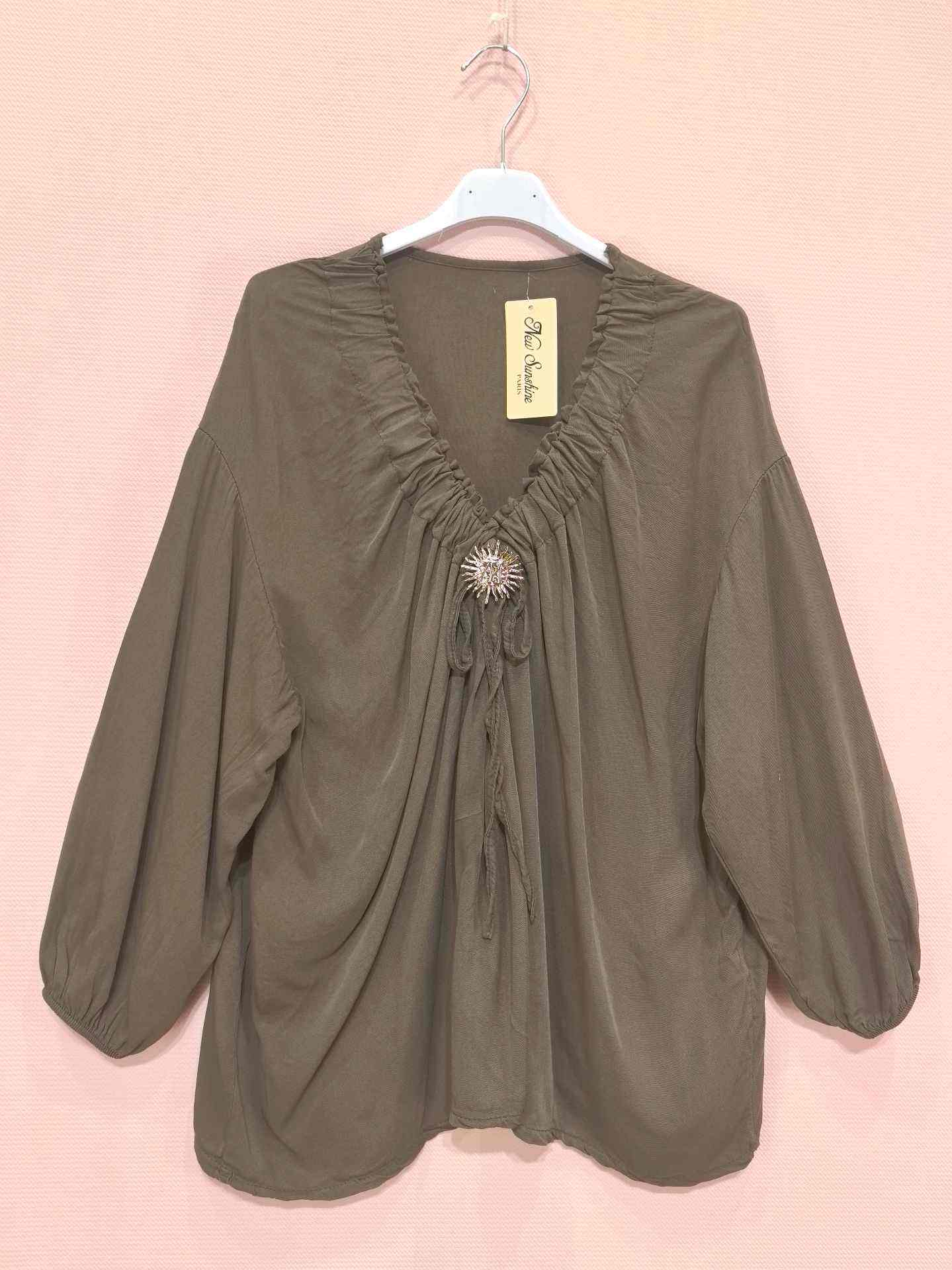 Blouse bohème à col froncé et broche vintage (x8)
