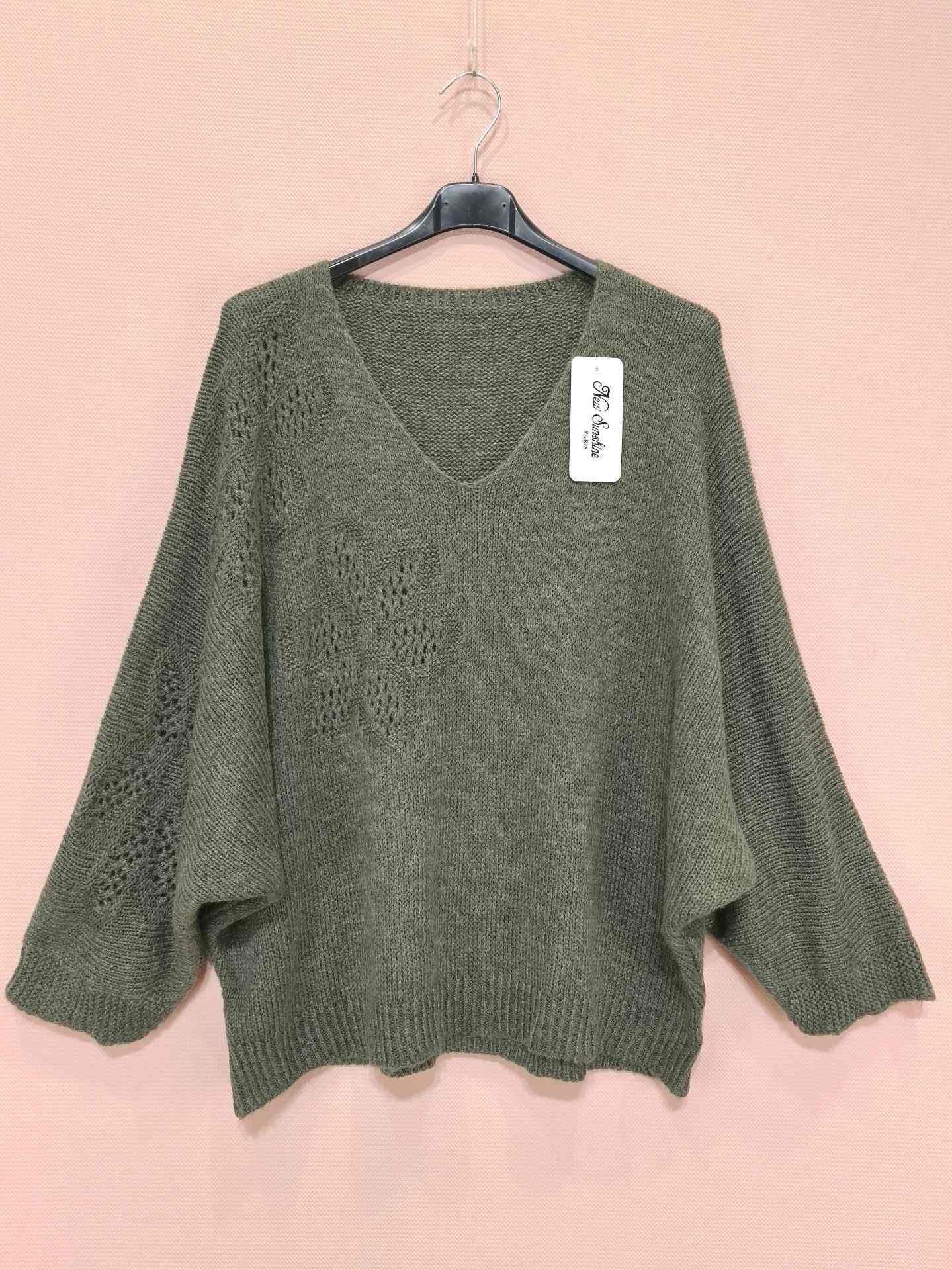 Pull ample manches chauve-souris en maille ajourée florale (x8)