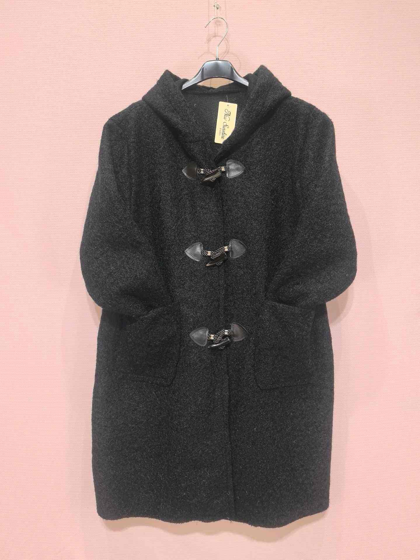 Manteau à capuche en laine bouclée avec fermetures brandebourgs (x5)