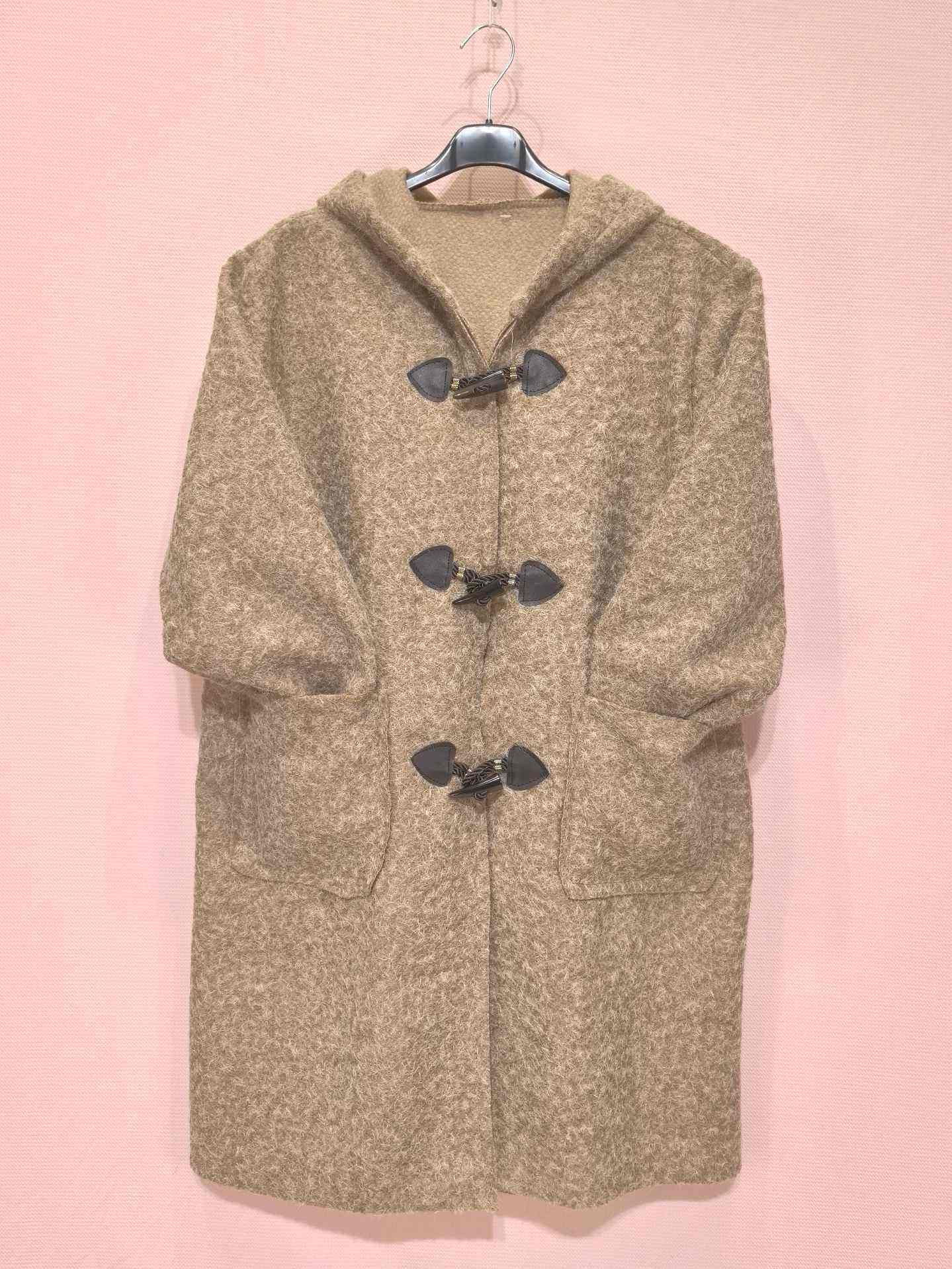 Manteau à capuche en laine bouclée avec fermetures brandebourgs (x5)