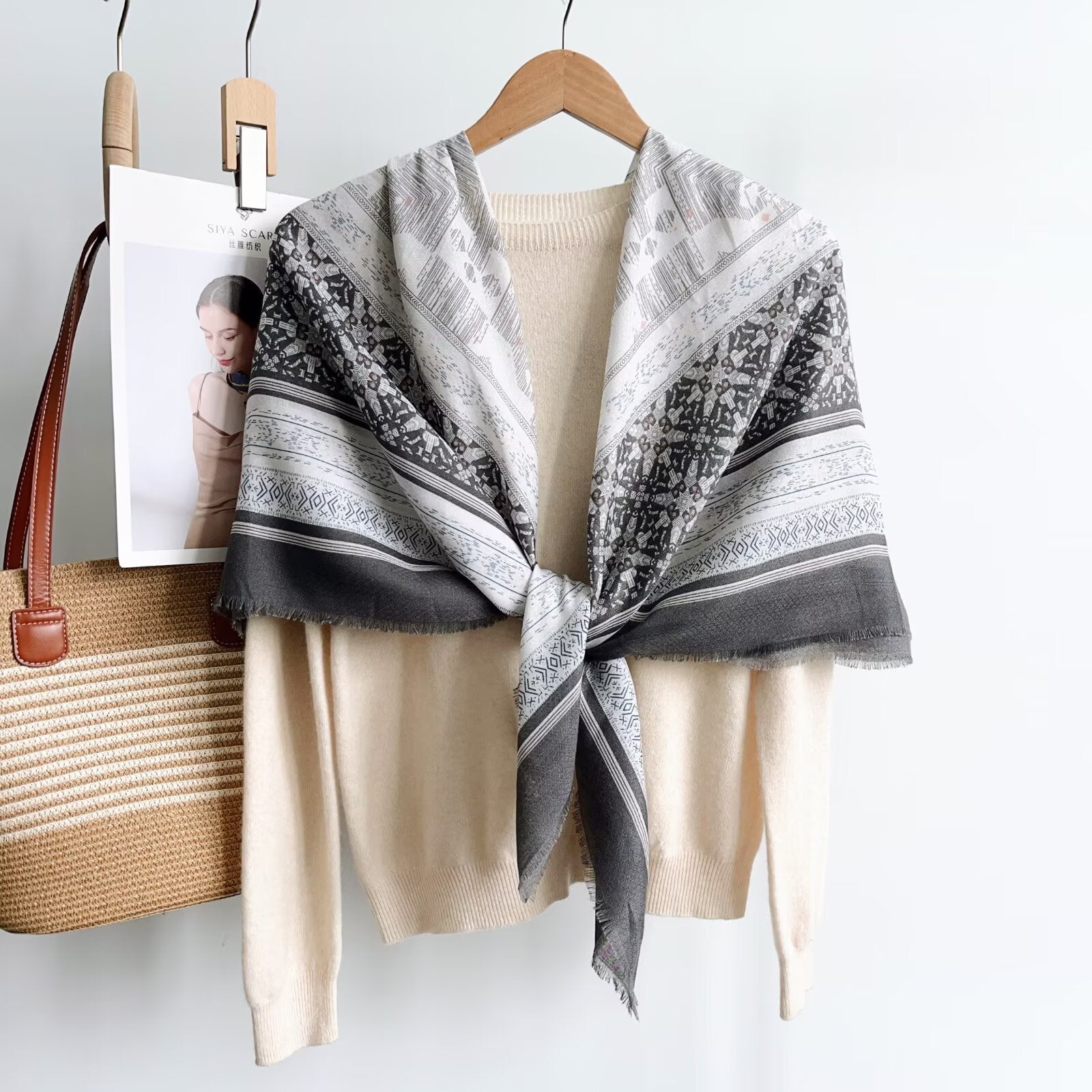 Grand Foulard Carré Ethnique Motif Géométrique à Franges (x12)
