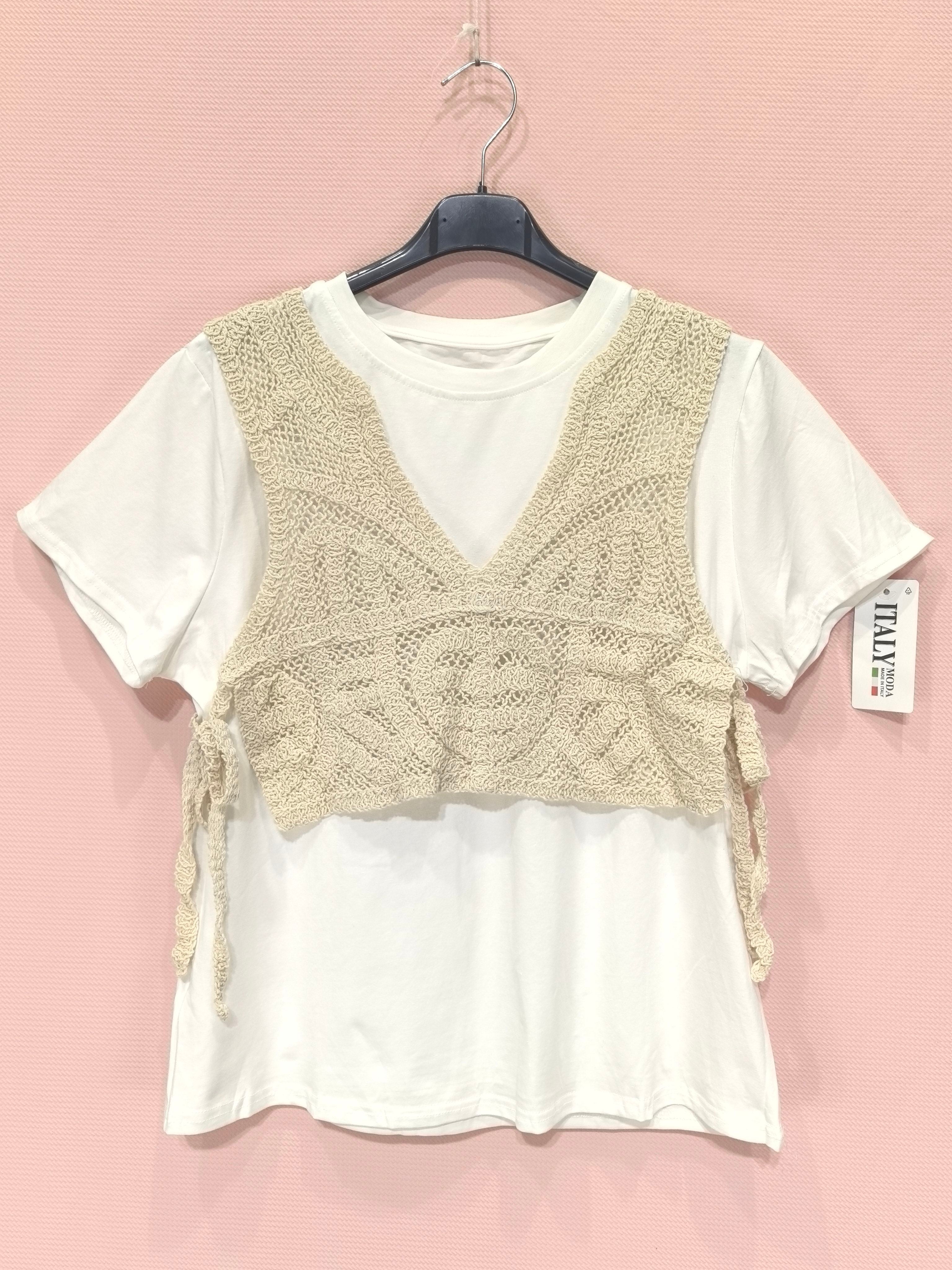 T-shirt blanc avec débardeur crocheté superposé(x8)