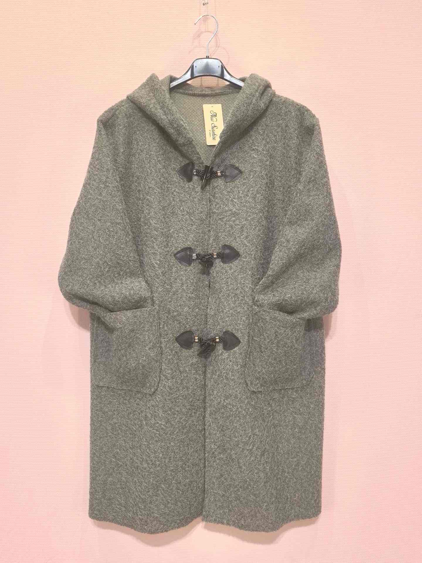 Manteau à capuche en laine bouclée avec fermetures brandebourgs (x5)