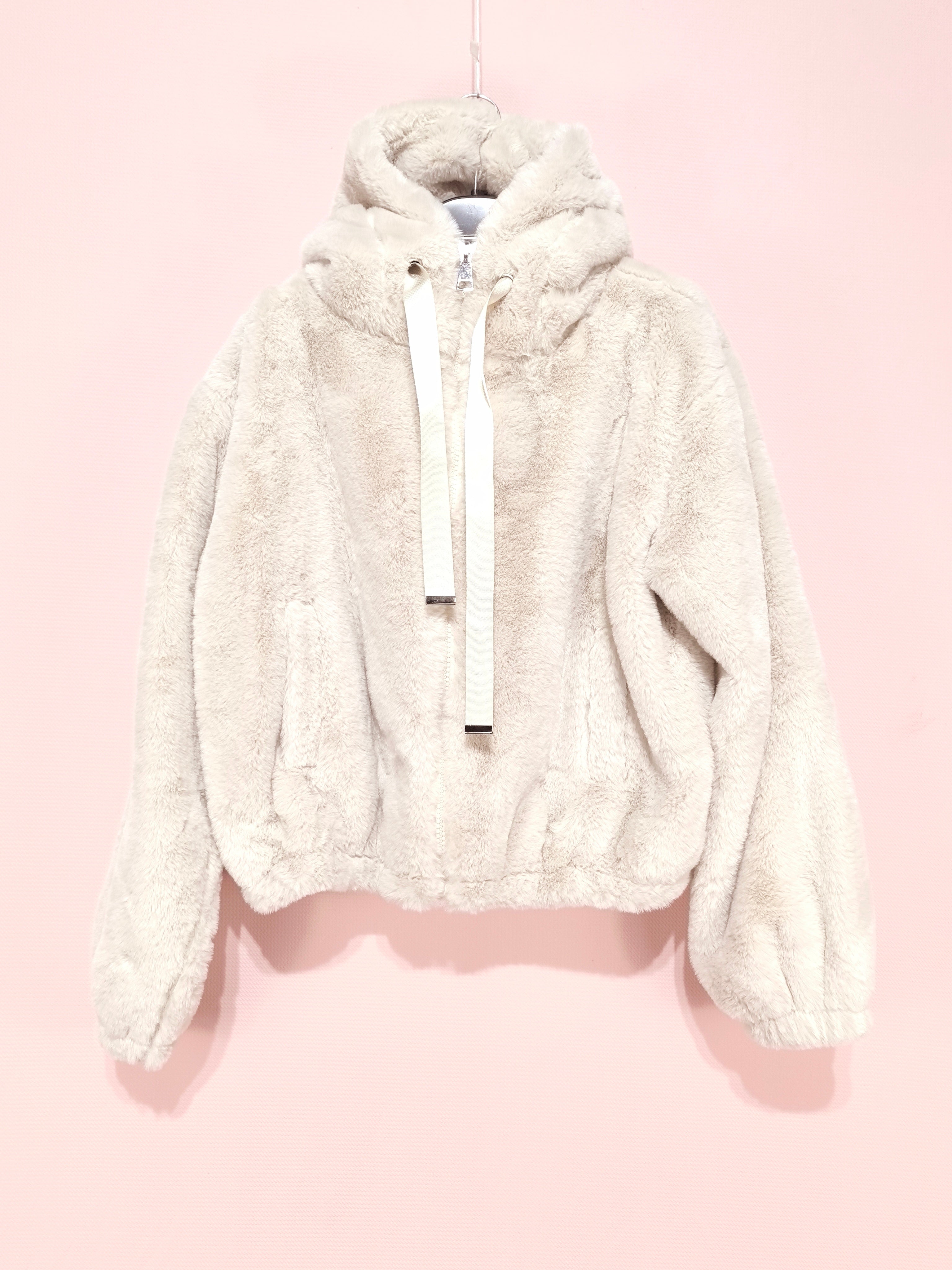 Manteau fourrure court avec capuche (x4)