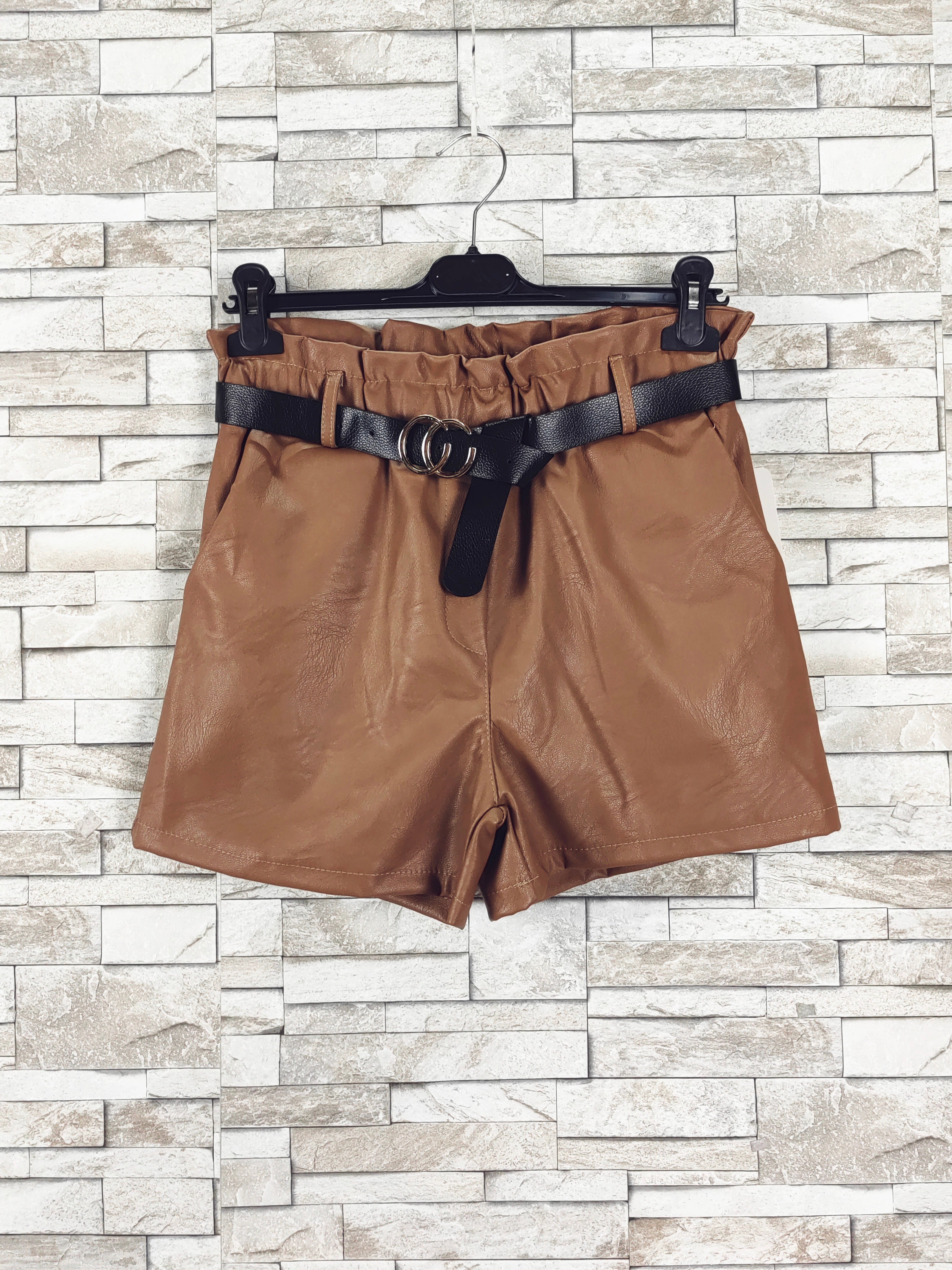 Short simili cuir avec poche et ceinture(x8)