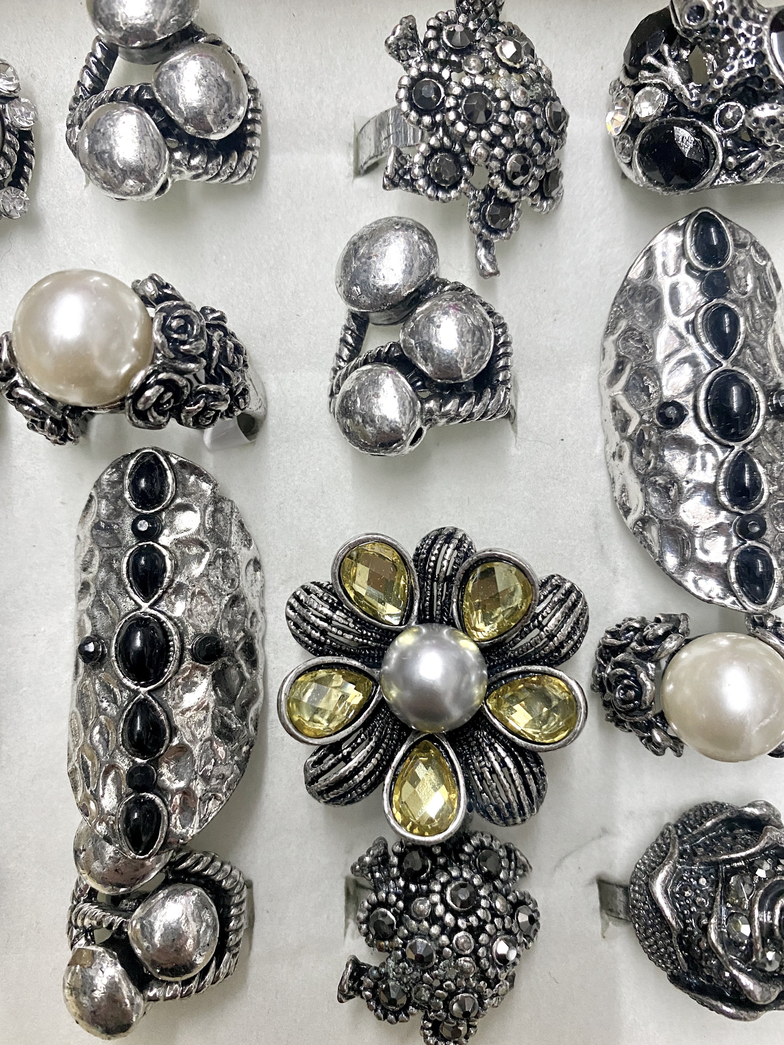 Boîte de bagues fantaisie femme (x36) 1,00€/unité | Grossiste-pro