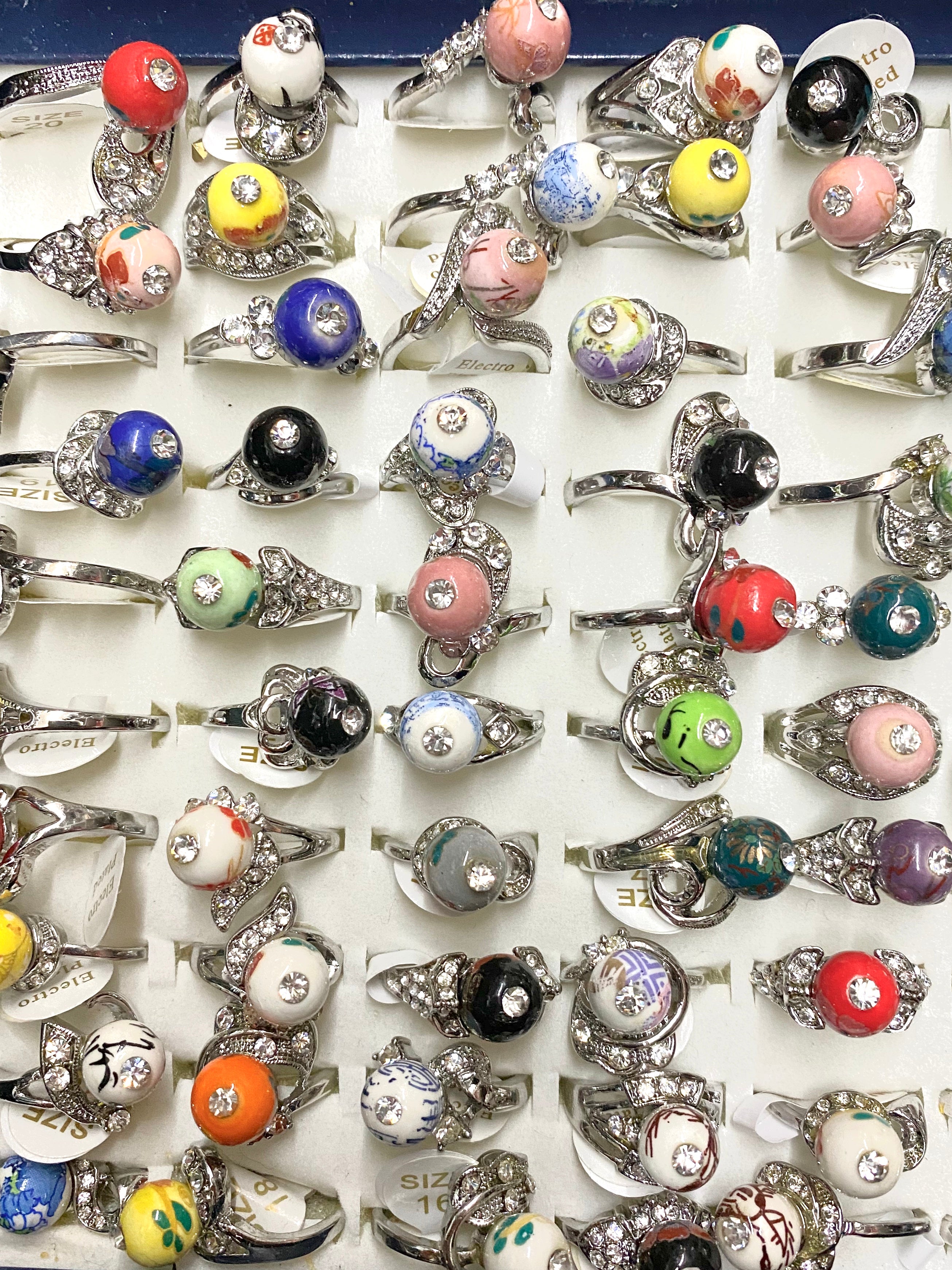 Boîte bagues boules fantaisie femme (x100)