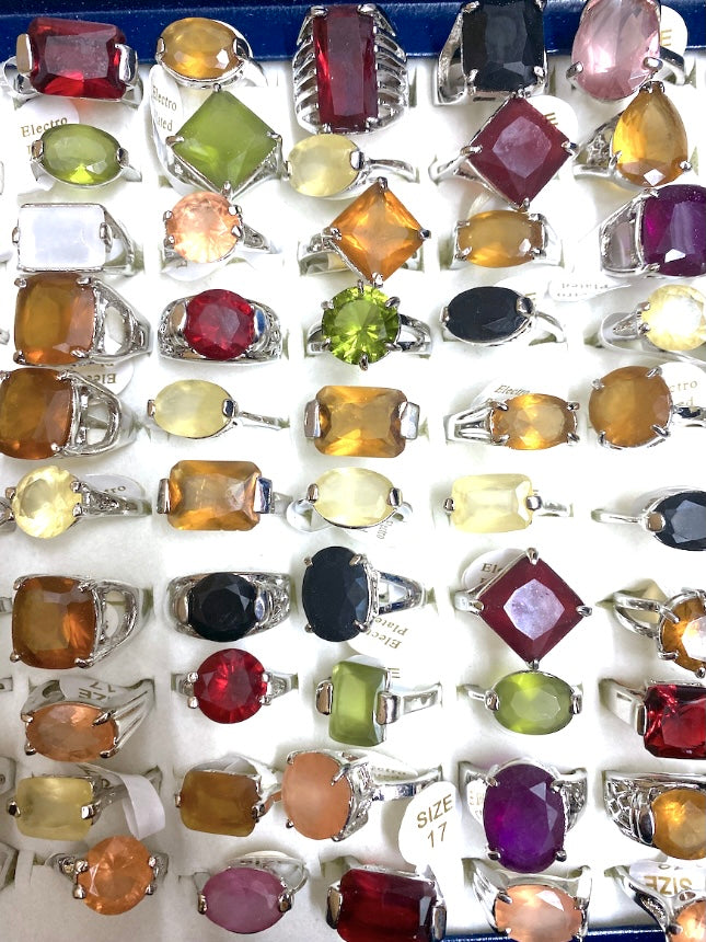 Boîte bagues fantaisie pierre précieuse (x100)