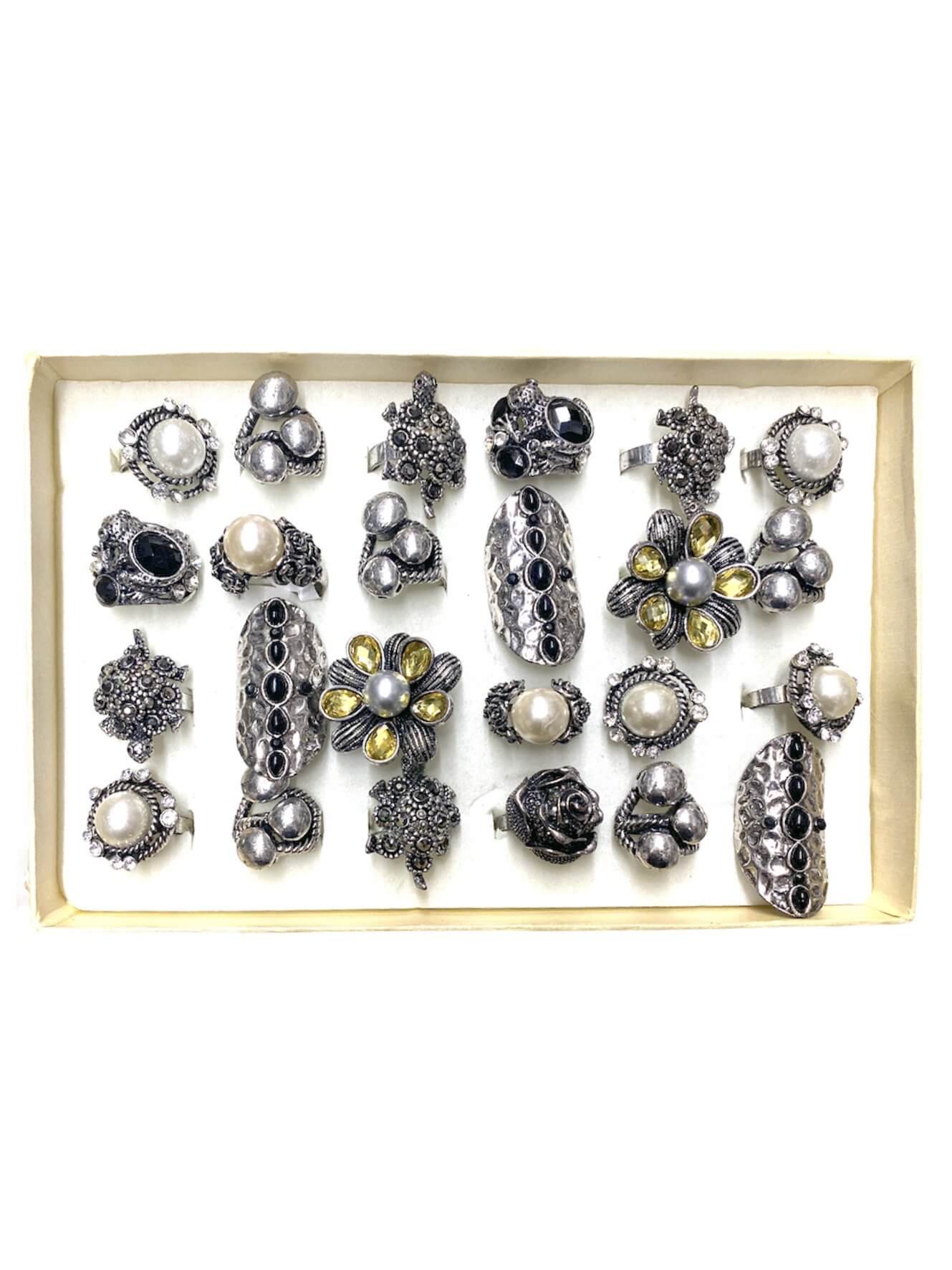 Boîte de bagues fantaisie femme (x36) 1,00€/unité | Grossiste-pro