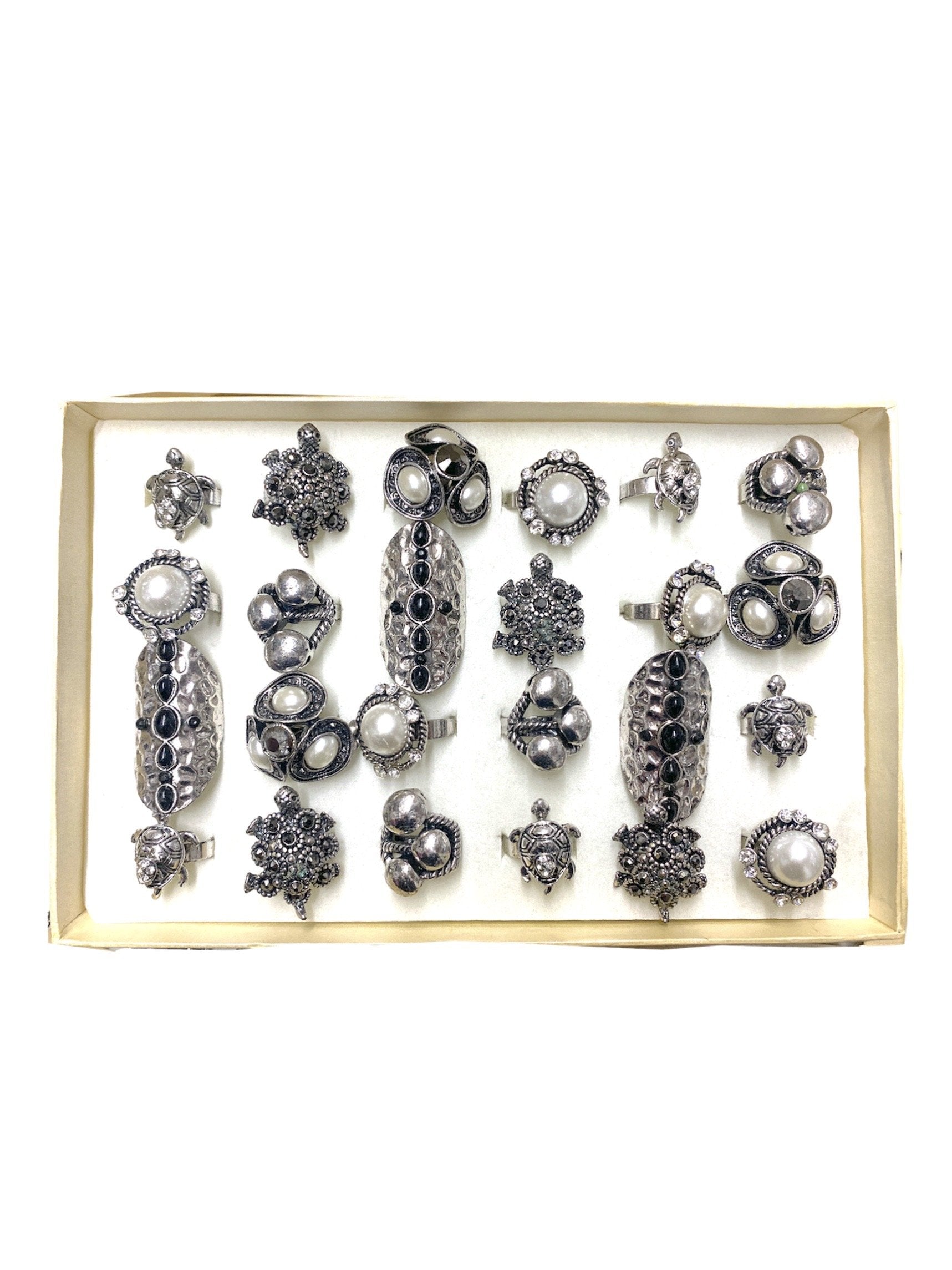 Boîte de bagues fantaisie femme (x36) 1,00€/unité | Grossiste-pro