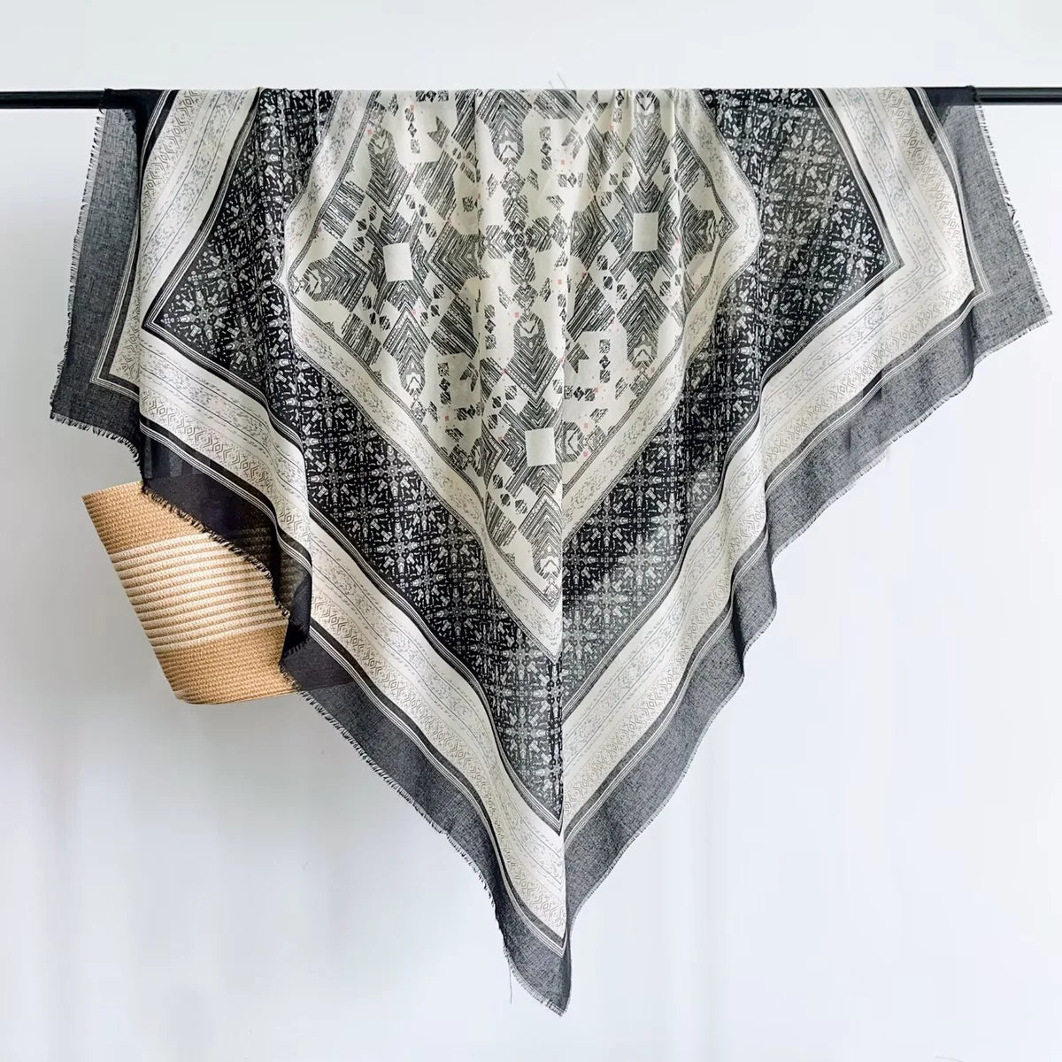Grand Foulard Carré Ethnique Motif Géométrique à Franges (x6)