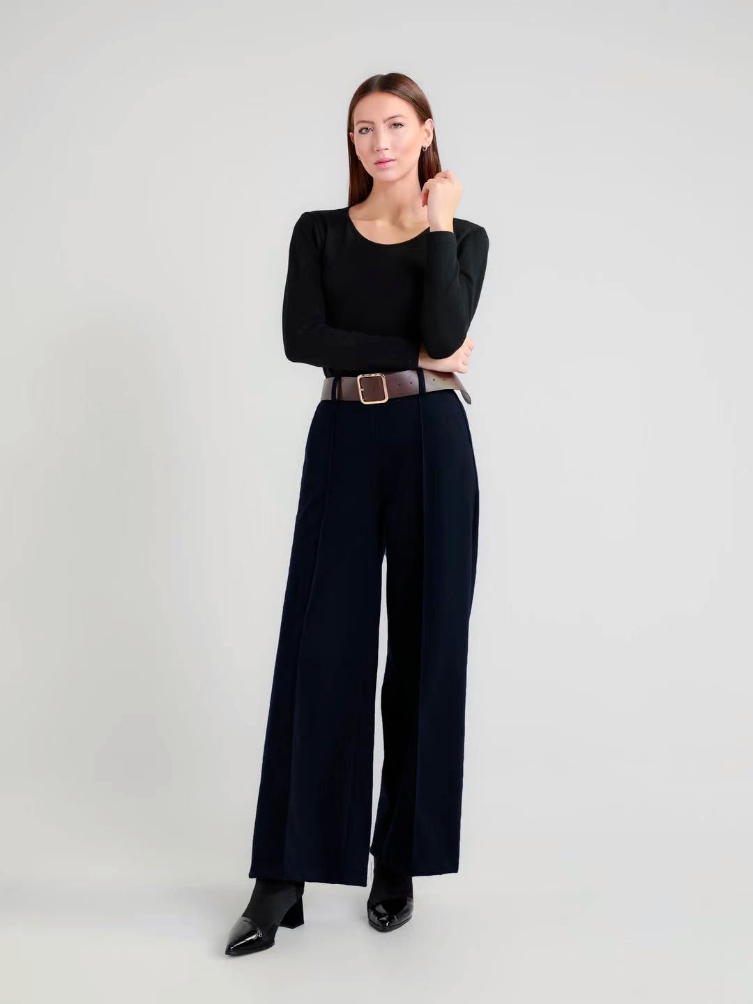 Pantalon Large avec plis frontaux 
Taille élastique au dos pour un ajustement confortable.(x6)