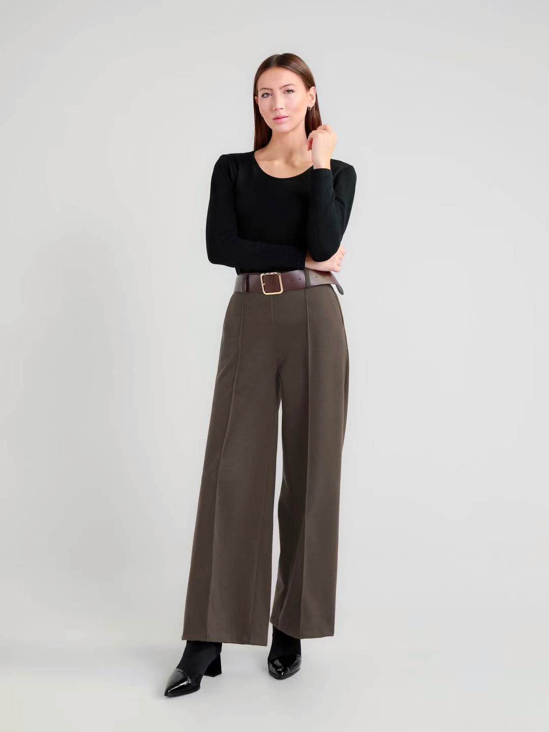 Pantalon Large avec plis frontaux 
Taille élastique au dos pour un ajustement confortable.(x6)