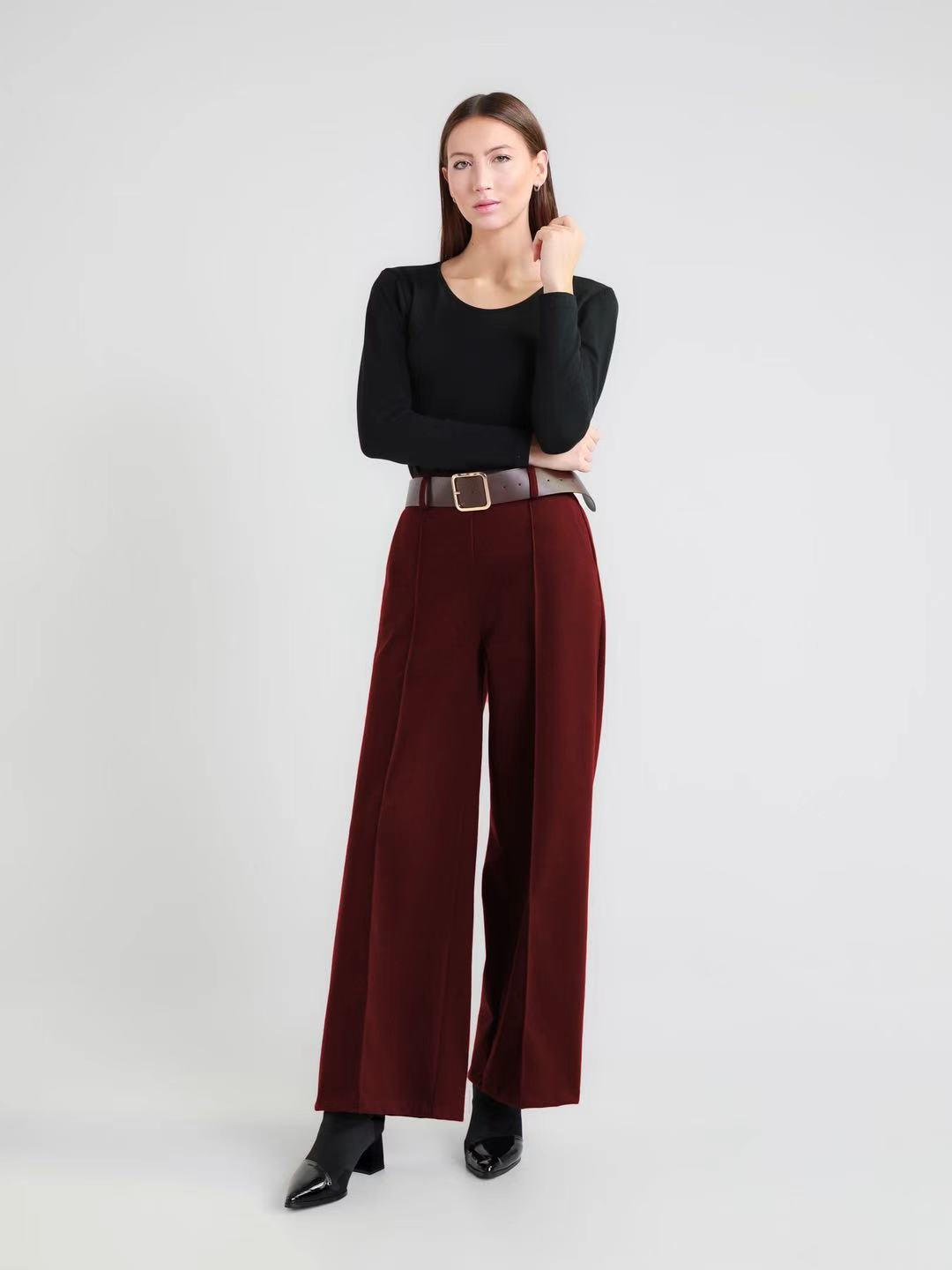 Pantalon Large avec plis frontaux 
Taille élastique au dos pour un ajustement confortable.(x6)
