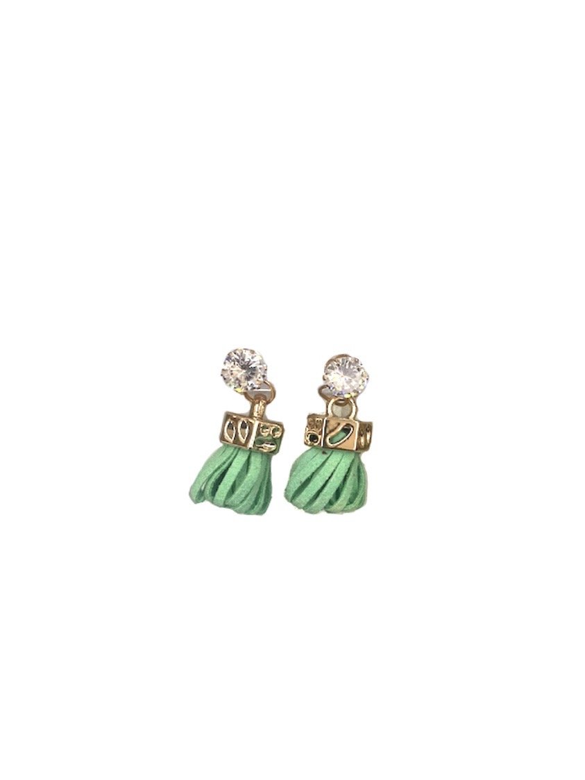 LOT DE 12 - Boucles d'oreilles pendantes pompon fantaisie     0,62€/paire | Grossiste-pro